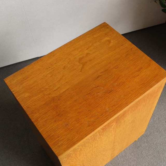 オースティンスイートAustinsuite製のベッドサイドキャビネット