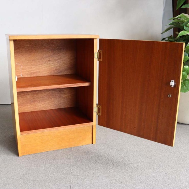 オースティンスイートAustinsuite製のベッドサイドキャビネット