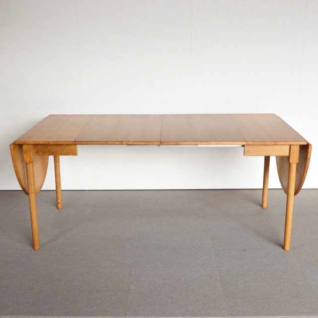 デンマーク製の楕円形の拡張式ダイニングテーブル。深みのあるチーク材が映える北欧ヴィンテージ。静寂を感じる上質な佇まい。