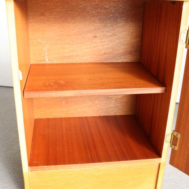 オースティンスイートAustinsuite製のベッドサイドキャビネット