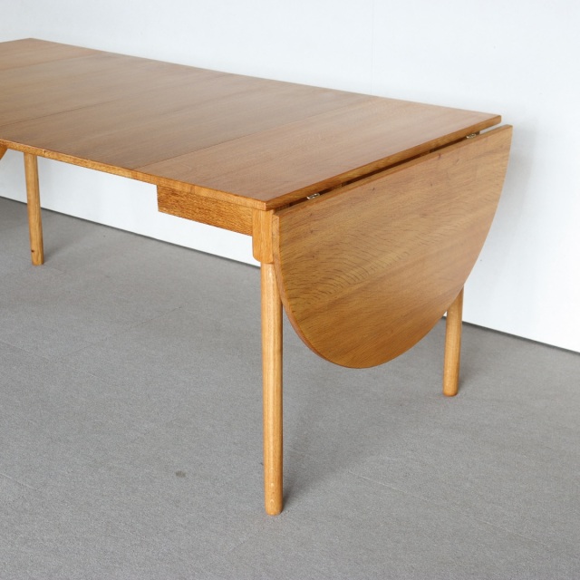 デンマーク製の楕円形の拡張式ダイニングテーブル。深みのあるチーク材が映える北欧ヴィンテージ。静寂を感じる上質な佇まい。