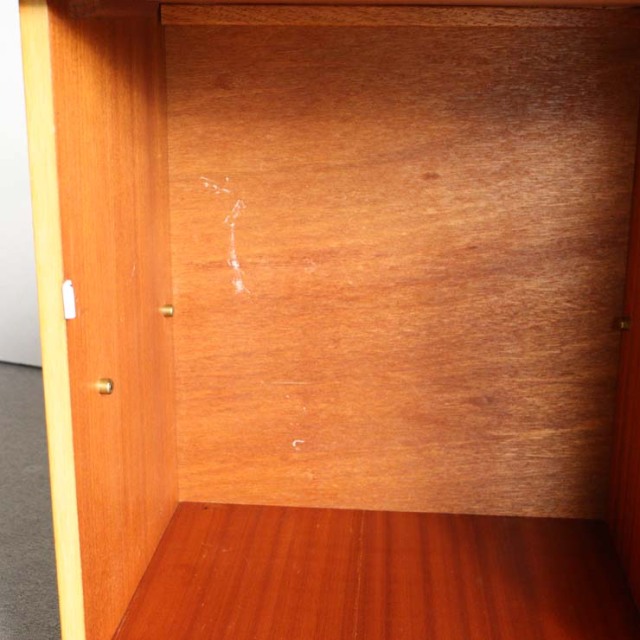 オースティンスイートAustinsuite製のベッドサイドキャビネット