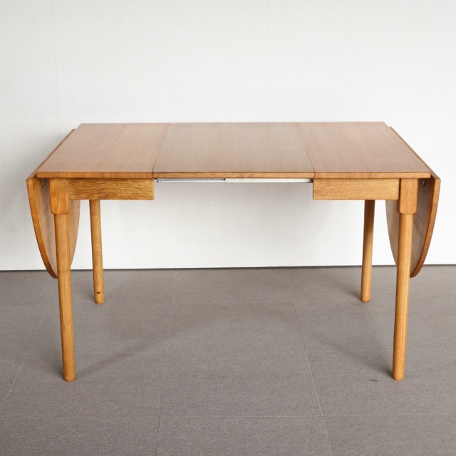 デンマーク製の楕円形の拡張式ダイニングテーブル。深みのあるチーク材が映える北欧ヴィンテージ。静寂を感じる上質な佇まい。