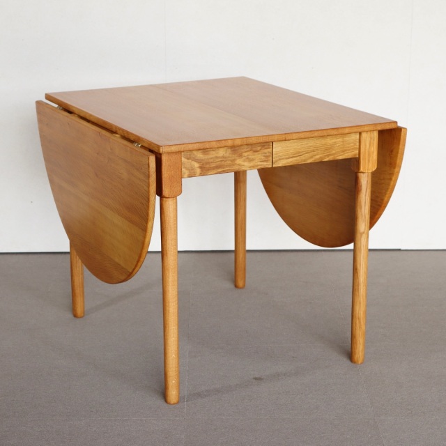 デンマーク製の楕円形の拡張式ダイニングテーブル。深みのあるチーク材が映える北欧ヴィンテージ。静寂を感じる上質な佇まい。