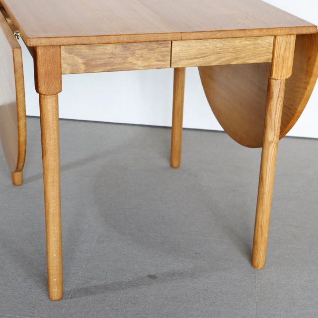 デンマーク製の楕円形の拡張式ダイニングテーブル。深みのあるチーク材が映える北欧ヴィンテージ。静寂を感じる上質な佇まい。