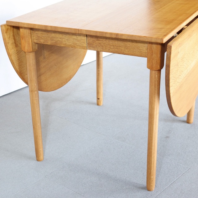 デンマーク製の楕円形の拡張式ダイニングテーブル。深みのあるチーク材が映える北欧ヴィンテージ。静寂を感じる上質な佇まい。