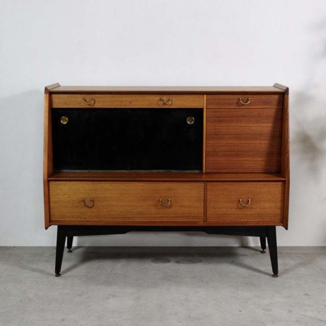 木製の茶と黒、脚のあるサイドボード、引き出しや引き戸がある、23091