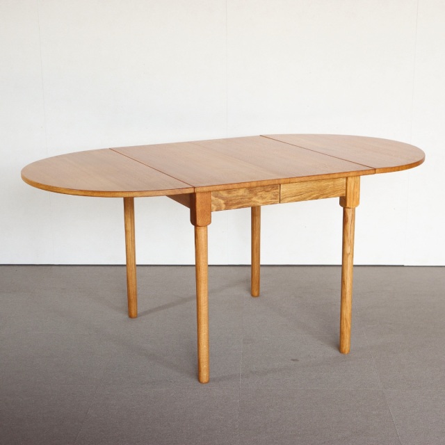デンマーク製の楕円形の拡張式ダイニングテーブル。深みのあるチーク材が映える北欧ヴィンテージ。静寂を感じる上質な佇まい。