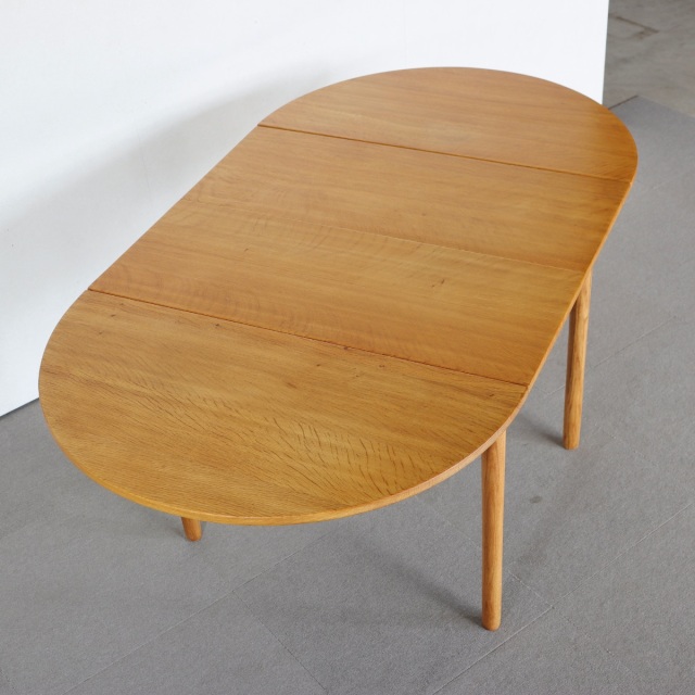 デンマーク製の楕円形の拡張式ダイニングテーブル。深みのあるチーク材が映える北欧ヴィンテージ。静寂を感じる上質な佇まい。