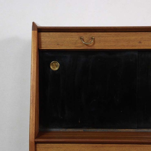 木製の茶と黒、脚のあるサイドボード、引き出しや引き戸がある、23091