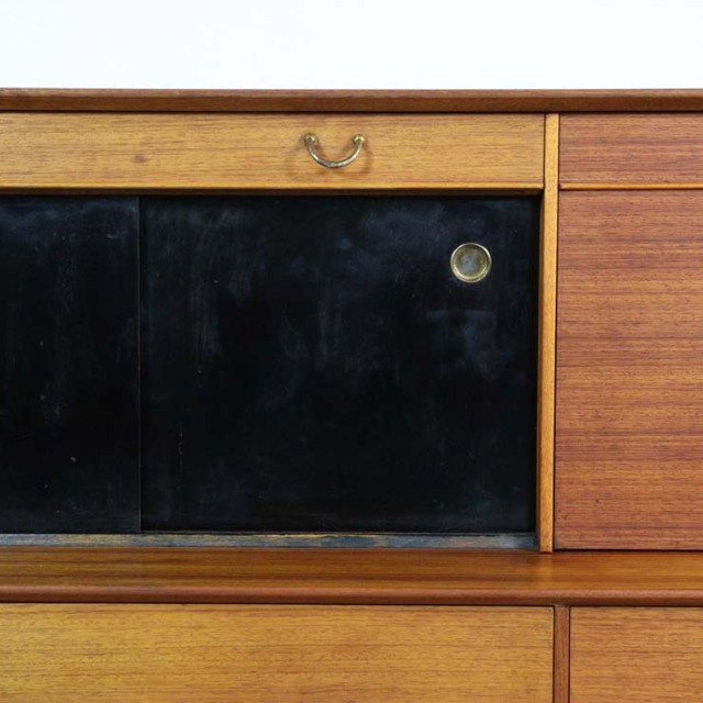 木製の茶と黒、脚のあるサイドボード、引き出しや引き戸がある、23091