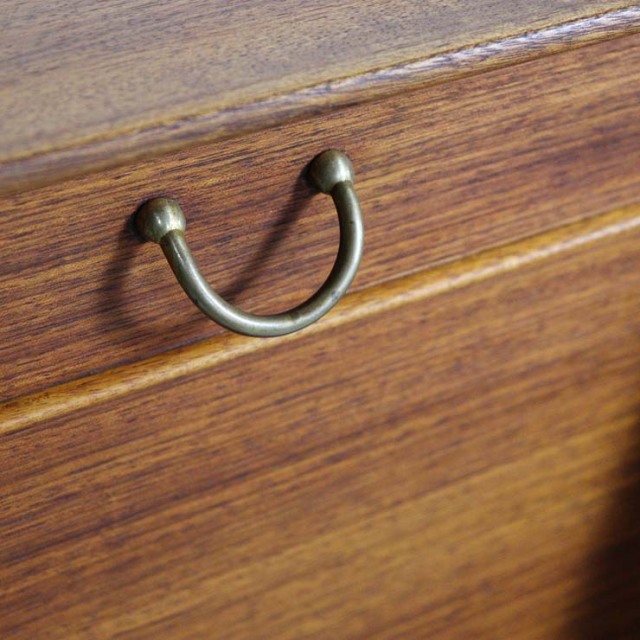 木製の茶と黒、脚のあるサイドボード、引き出しや引き戸がある、23091