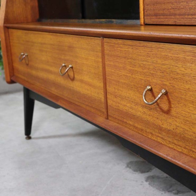 木製の茶と黒、脚のあるサイドボード、引き出しや引き戸がある、23091