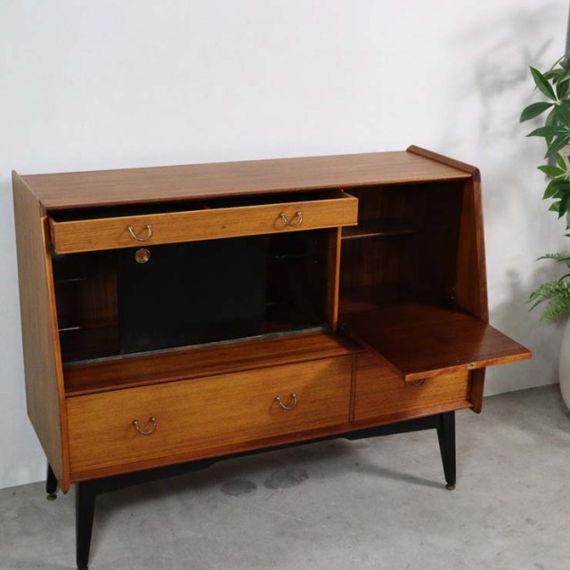 木製の茶と黒、脚のあるサイドボード、引き出しや引き戸がある、23091