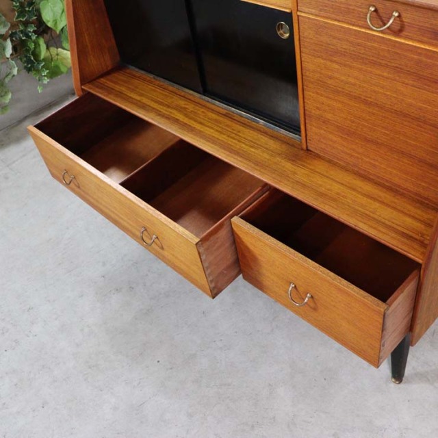 木製の茶と黒、脚のあるサイドボード、引き出しや引き戸がある、23091