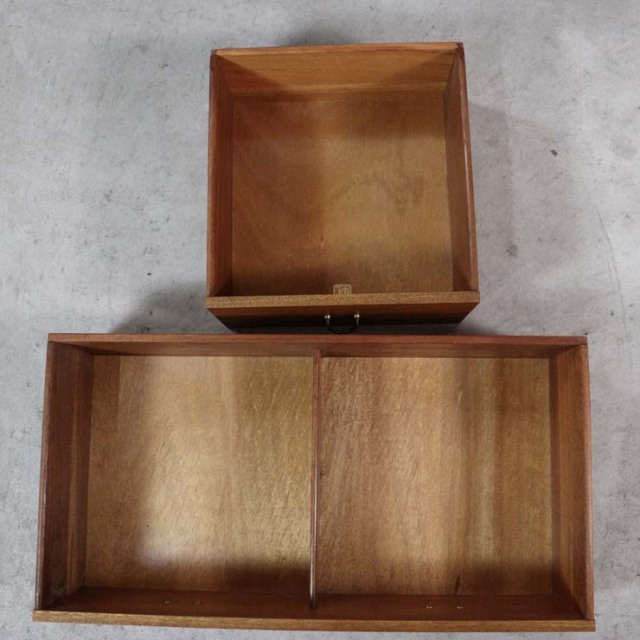 木製の茶と黒、脚のあるサイドボード、引き出しや引き戸がある、23091