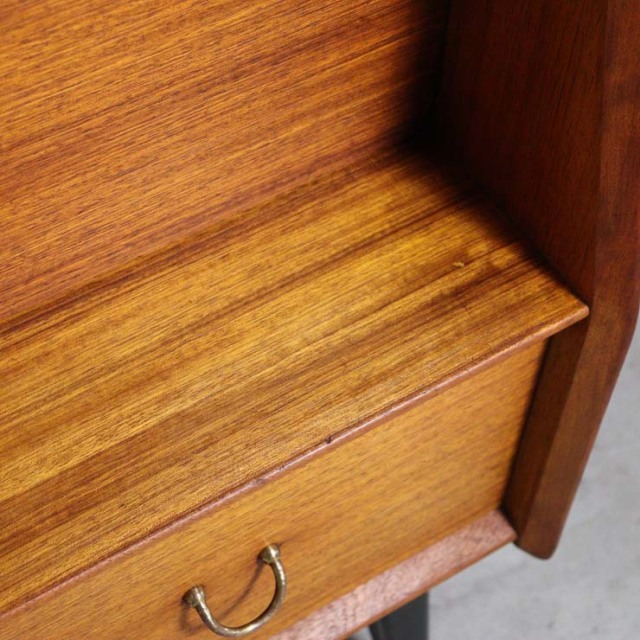 木製の茶と黒、脚のあるサイドボード、引き出しや引き戸がある、23091