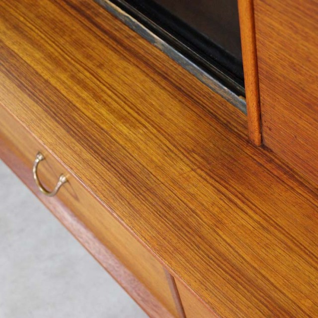 木製の茶と黒、脚のあるサイドボード、引き出しや引き戸がある、23091