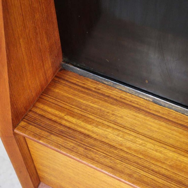 木製の茶と黒、脚のあるサイドボード、引き出しや引き戸がある、23091