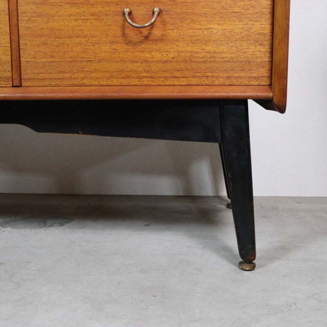 木製の茶と黒、脚のあるサイドボード、引き出しや引き戸がある、23091