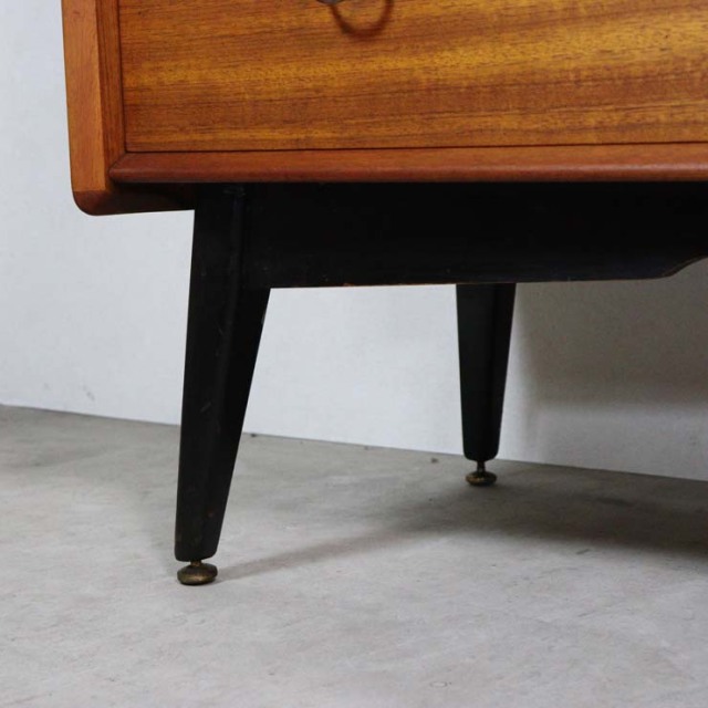 木製の茶と黒、脚のあるサイドボード、引き出しや引き戸がある、23091