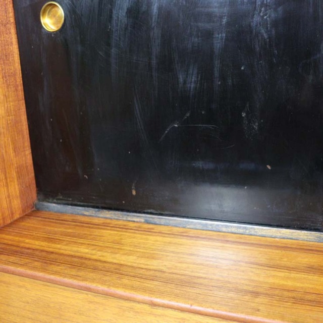 木製の茶と黒、脚のあるサイドボード、引き出しや引き戸がある、23091