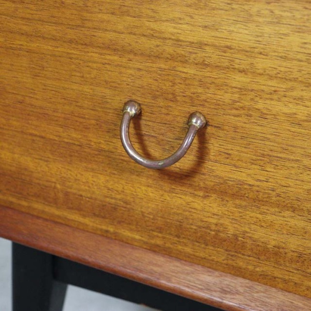 木製の茶と黒、脚のあるサイドボード、引き出しや引き戸がある、23091