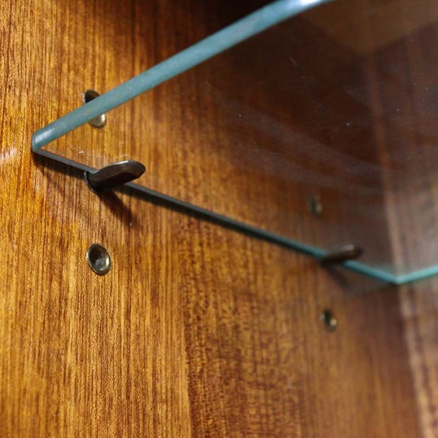 木製の茶と黒、脚のあるサイドボード、引き出しや引き戸がある、23091