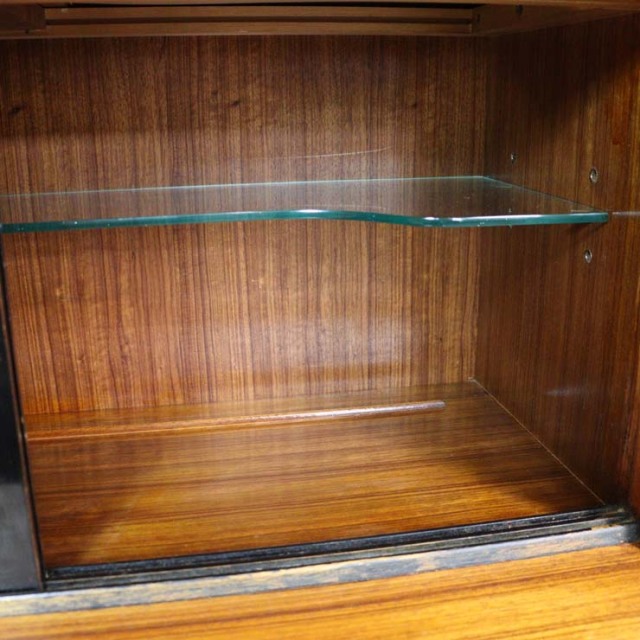 木製の茶と黒、脚のあるサイドボード、引き出しや引き戸がある、23091