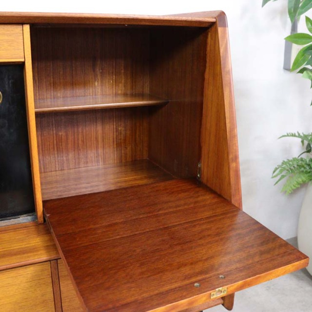 木製の茶と黒、脚のあるサイドボード、引き出しや引き戸がある、23091