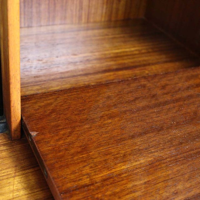 木製の茶と黒、脚のあるサイドボード、引き出しや引き戸がある、23091