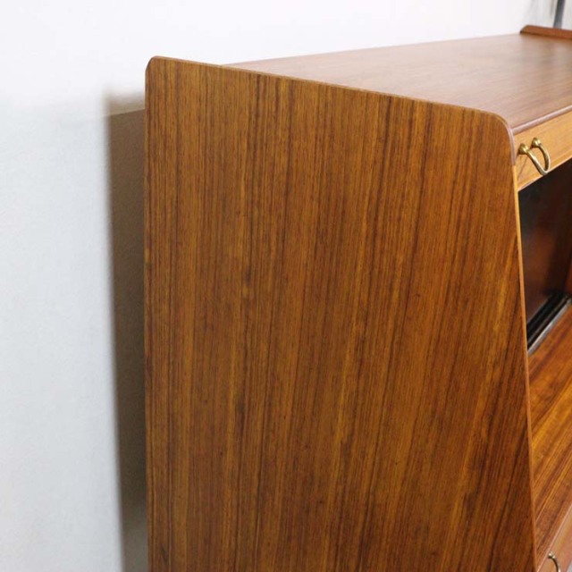 木製の茶と黒、脚のあるサイドボード、引き出しや引き戸がある、23091