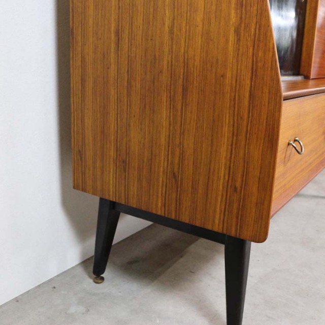 木製の茶と黒、脚のあるサイドボード、引き出しや引き戸がある、23091