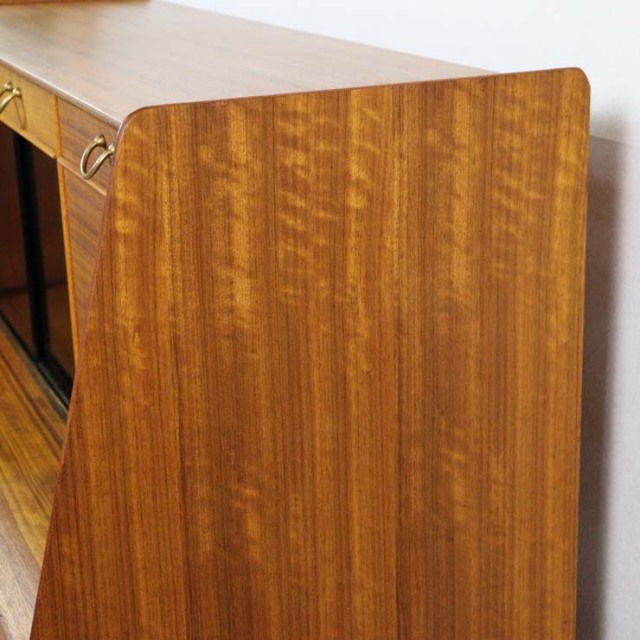 木製の茶と黒、脚のあるサイドボード、引き出しや引き戸がある、23091