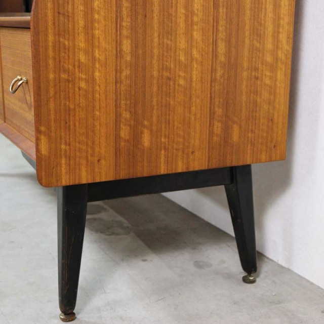 木製の茶と黒、脚のあるサイドボード、引き出しや引き戸がある、23091