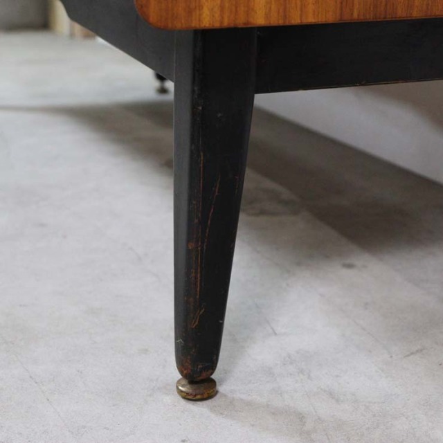 木製の茶と黒、脚のあるサイドボード、引き出しや引き戸がある、23091