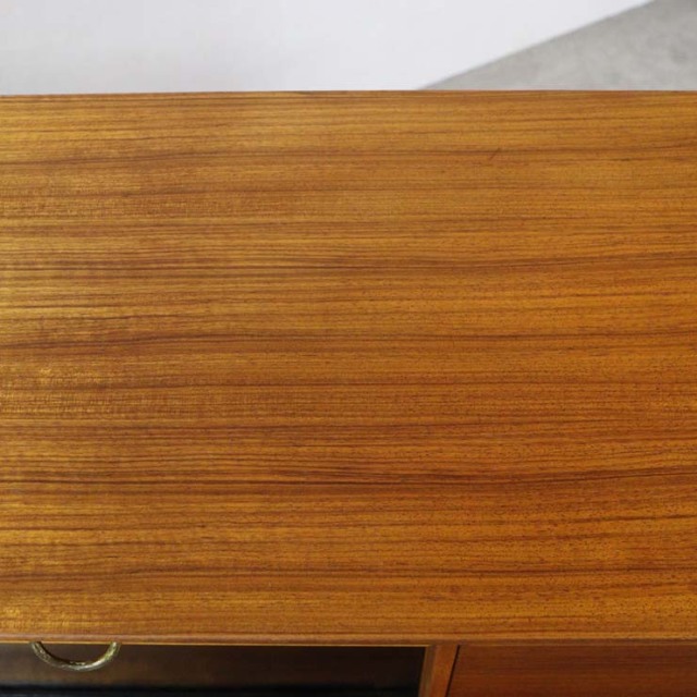 木製の茶と黒、脚のあるサイドボード、引き出しや引き戸がある、23091