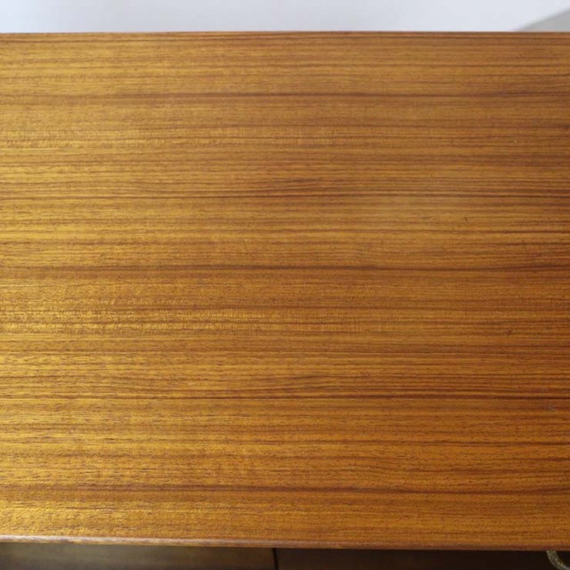 木製の茶と黒、脚のあるサイドボード、引き出しや引き戸がある、23091