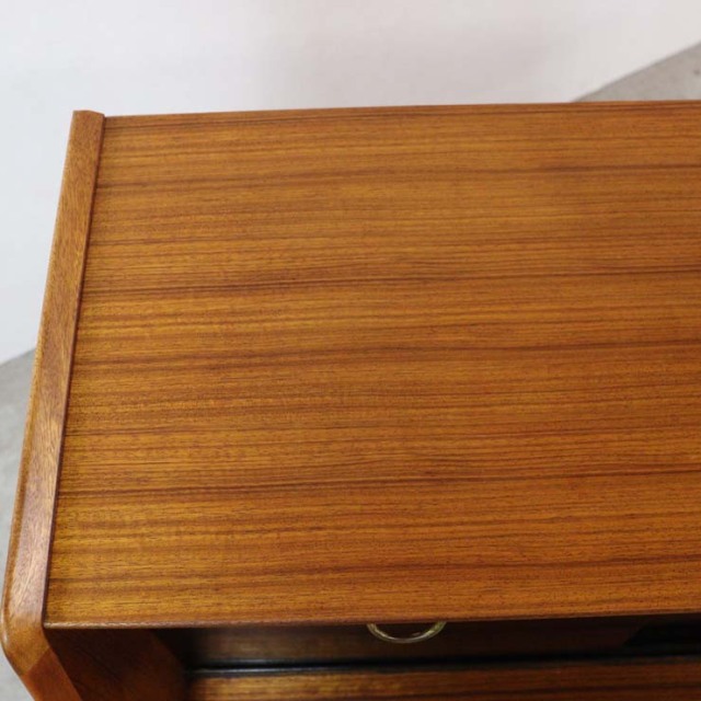 木製の茶と黒、脚のあるサイドボード、引き出しや引き戸がある、23091