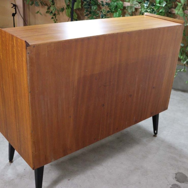 木製の茶と黒、脚のあるサイドボード、引き出しや引き戸がある、23091