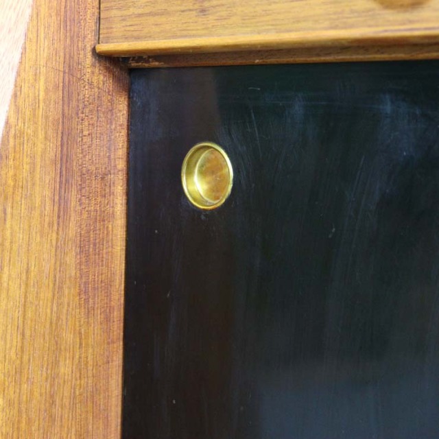 木製の茶と黒、脚のあるサイドボード、引き出しや引き戸がある、23091