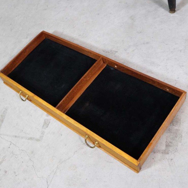 木製の茶と黒、脚のあるサイドボード、引き出しや引き戸がある、23091