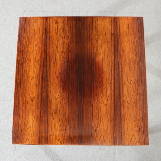 デンマーク製のサイドテーブル。ローズウッドの滑らかな質感が心地よい北欧ヴィンテージ。穏やかな空気を纏う一台。