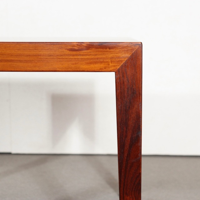 デンマーク製のサイドテーブル。ローズウッドの滑らかな質感が心地よい北欧ヴィンテージ。穏やかな空気を纏う一台。