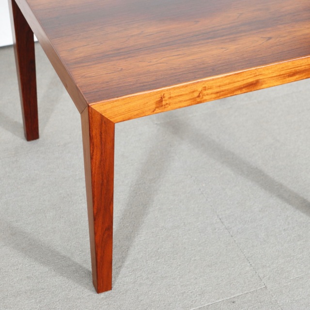 デンマーク製のサイドテーブル。ローズウッドの滑らかな質感が心地よい北欧ヴィンテージ。穏やかな空気を纏う一台。