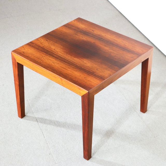 デンマーク製のサイドテーブル。ローズウッドの滑らかな質感が心地よい北欧ヴィンテージ。穏やかな空気を纏う一台。
