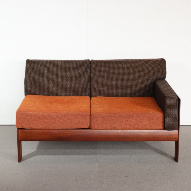 英国ヴィンテージの二人掛けソファ。深みのあるチーク材が印象的な北欧ヴィンテージ。静かな存在感を放つ美しい佇まい。