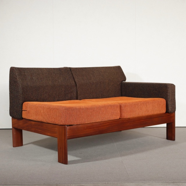 英国ヴィンテージの二人掛けソファ。深みのあるチーク材が印象的な北欧ヴィンテージ。静かな存在感を放つ美しい佇まい。