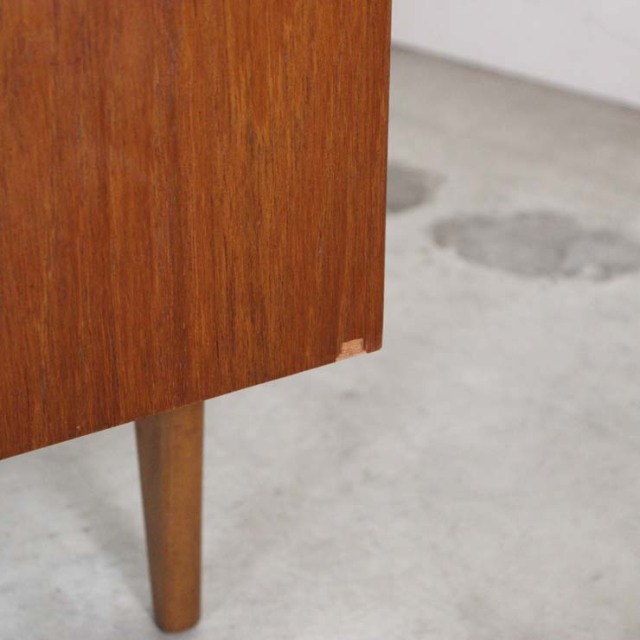 木製茶色の脚ありサイドボード、中央は引き出し3段、両端は2段、23148