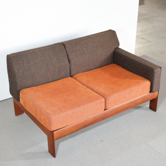 英国ヴィンテージの二人掛けソファ。深みのあるチーク材が印象的な北欧ヴィンテージ。静かな存在感を放つ美しい佇まい。